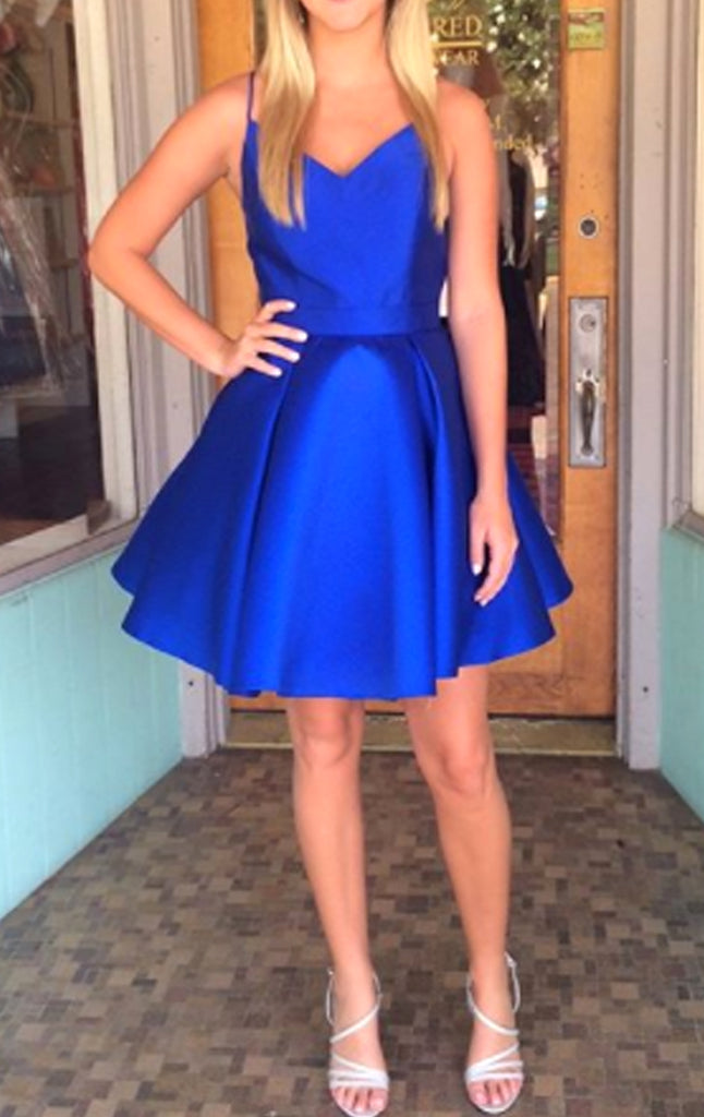 Vestido mini azul real con escote en V y tirantes de MACloth para fiesta de graduación y regreso a casa