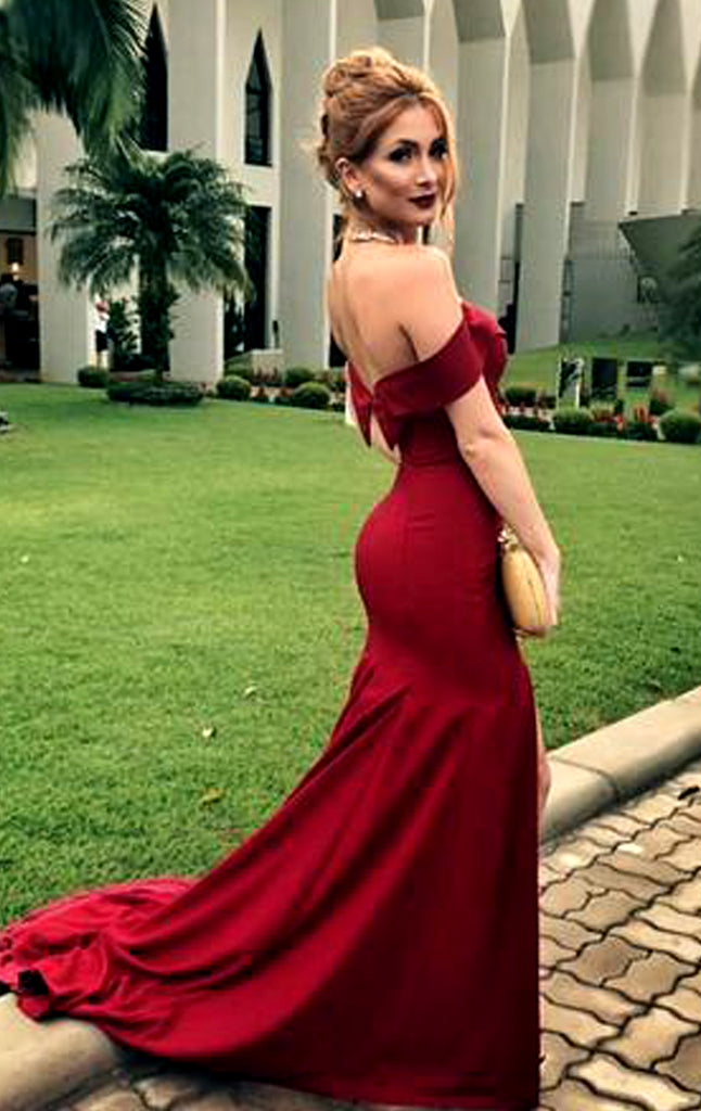 Vestido de fiesta largo de jersey de color burdeos con hombros descubiertos y corte sirena de MACloth