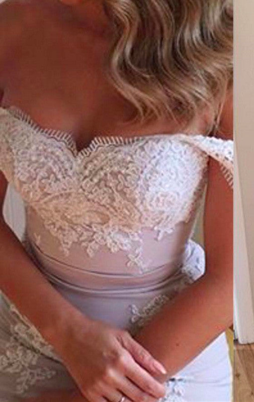 Vestido de cóctel de encaje con escote en V y hombros descubiertos de MACloth