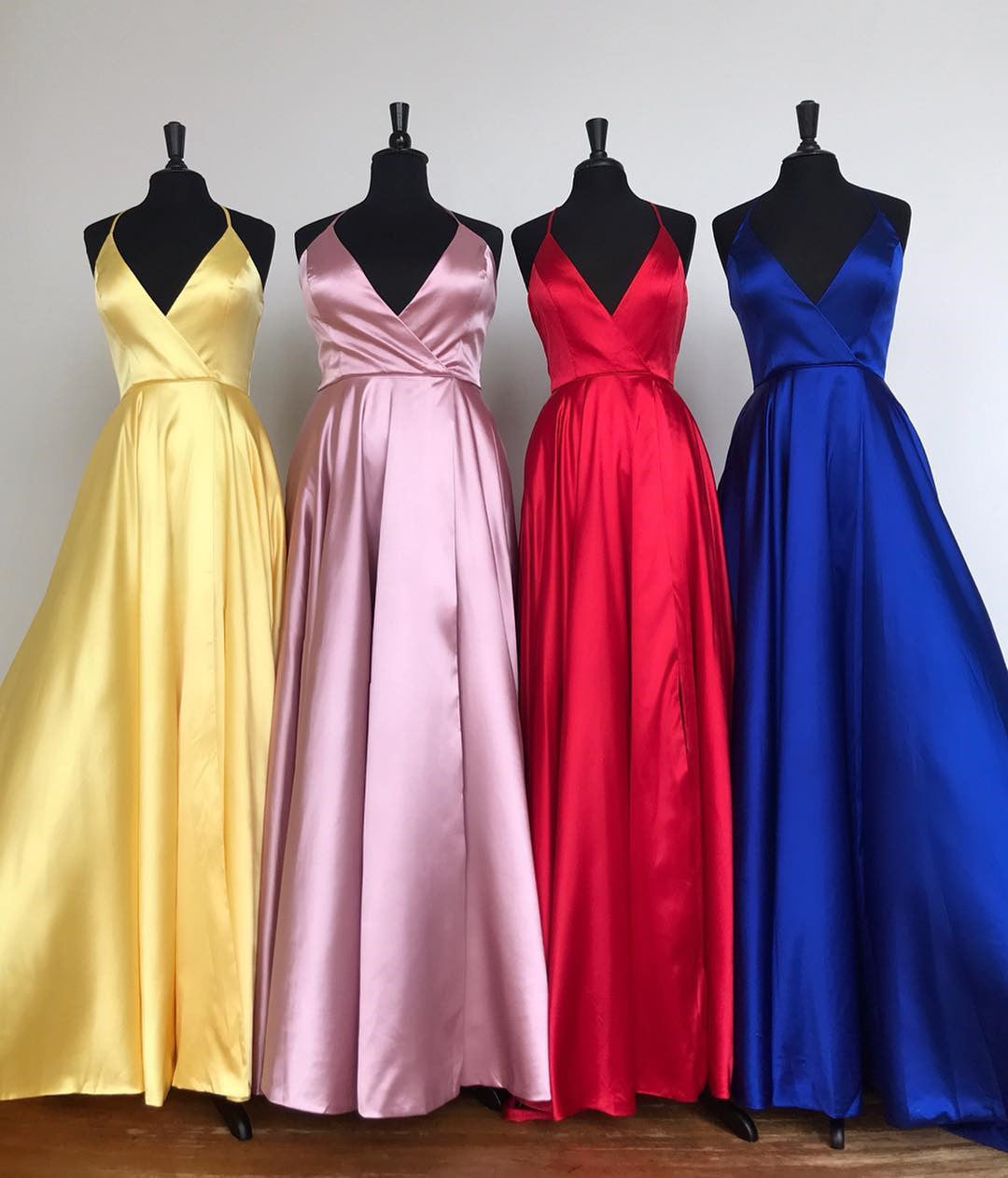 MACloth Neckholder V-Ausschnitt Satin Langes Ballkleid Königsblau/Gelb Formales Abendkleid