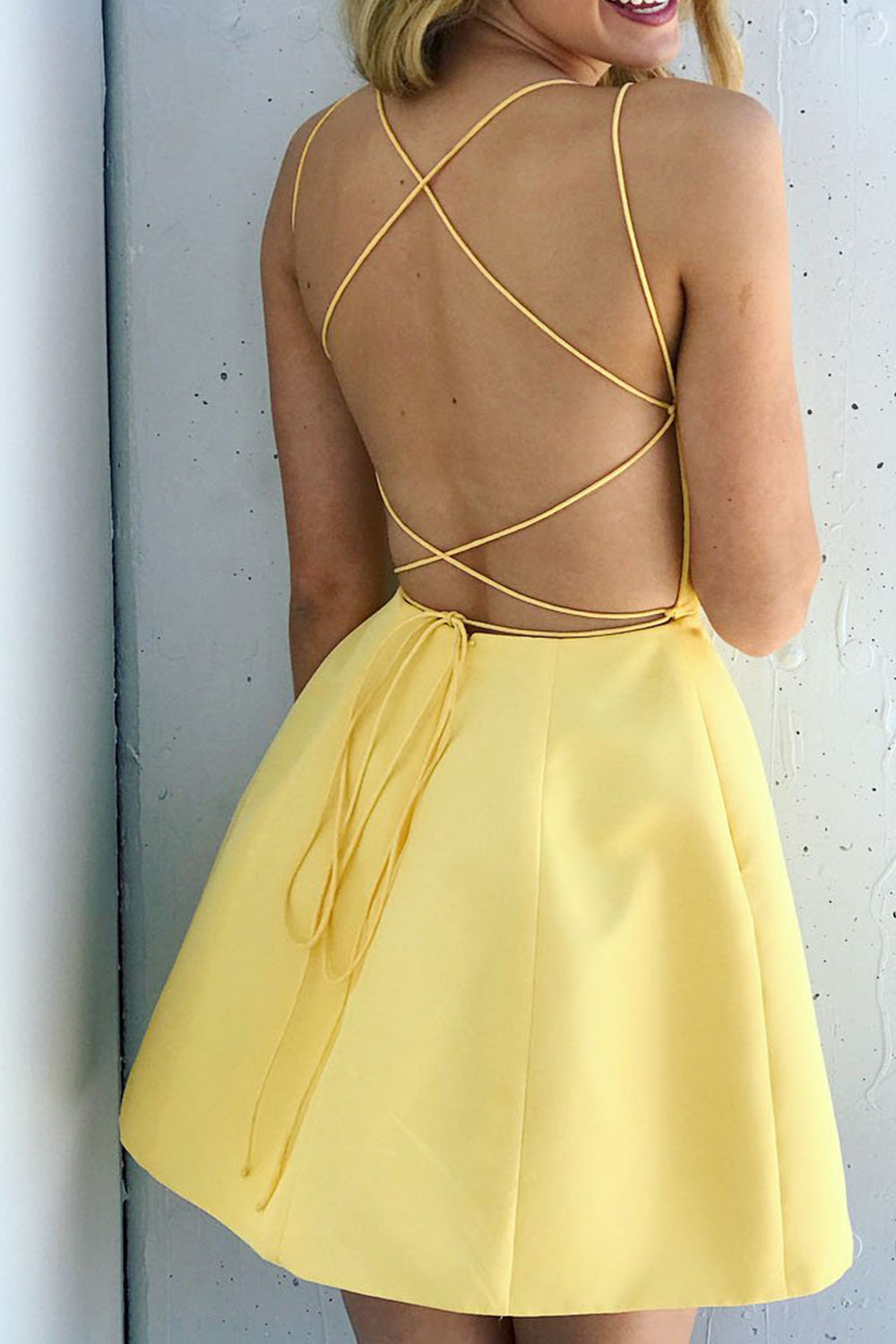 Vestido corto de fiesta de cóctel amarillo con escote redondo y tirantes finos de MACloth