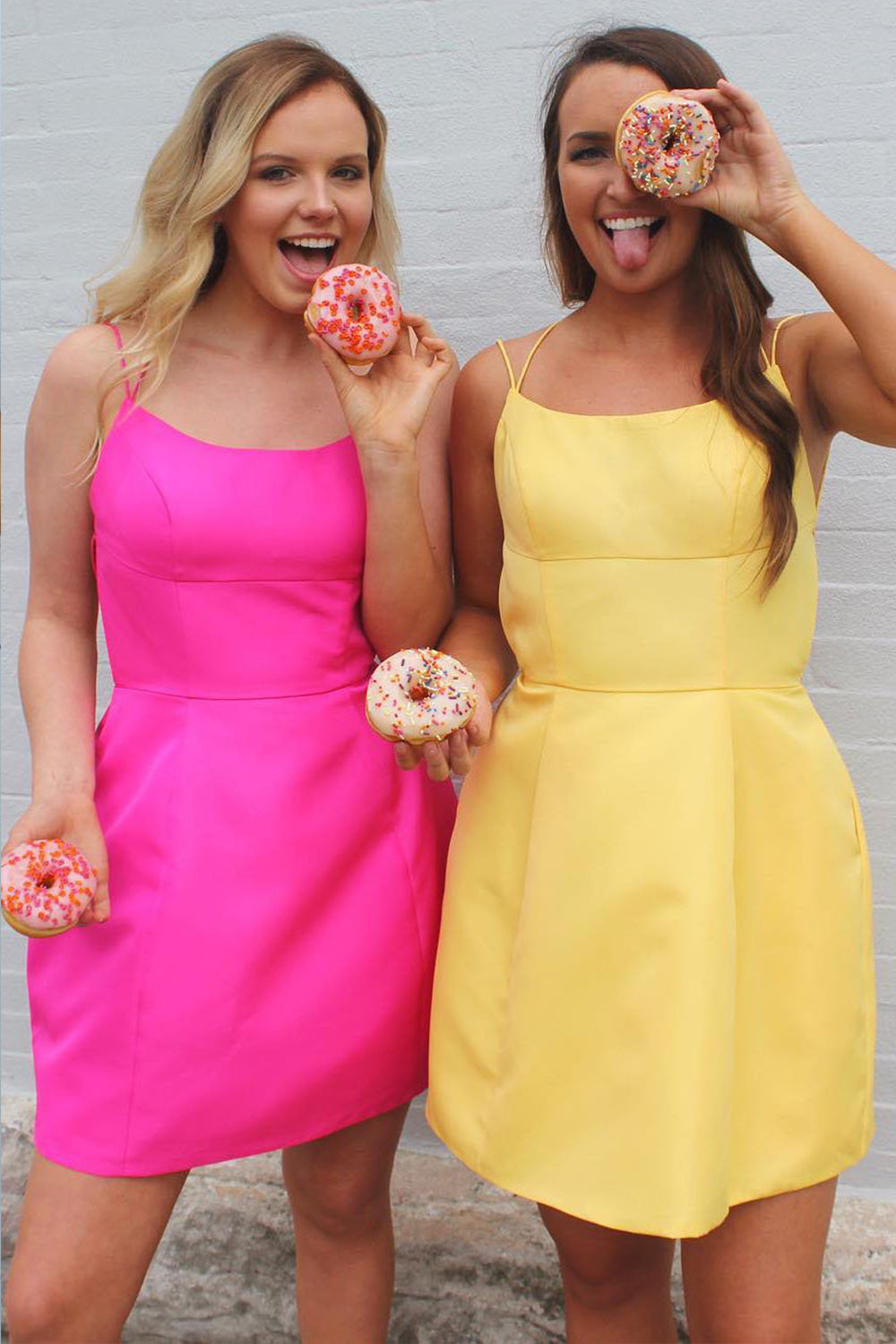 Vestido corto de fiesta de cóctel amarillo con escote redondo y tirantes finos de MACloth