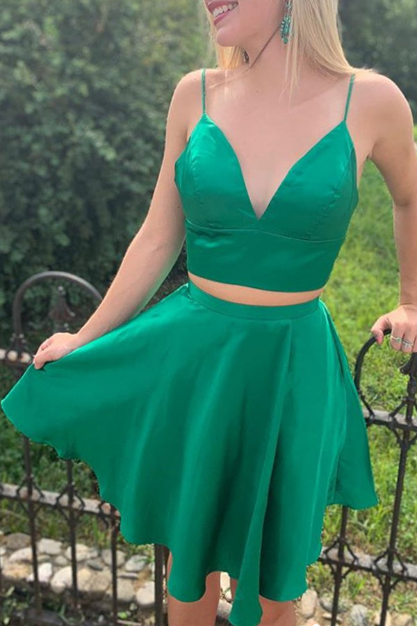 Vestido de cóctel rojo de dos piezas con escote en V y tirantes finos de MACloth