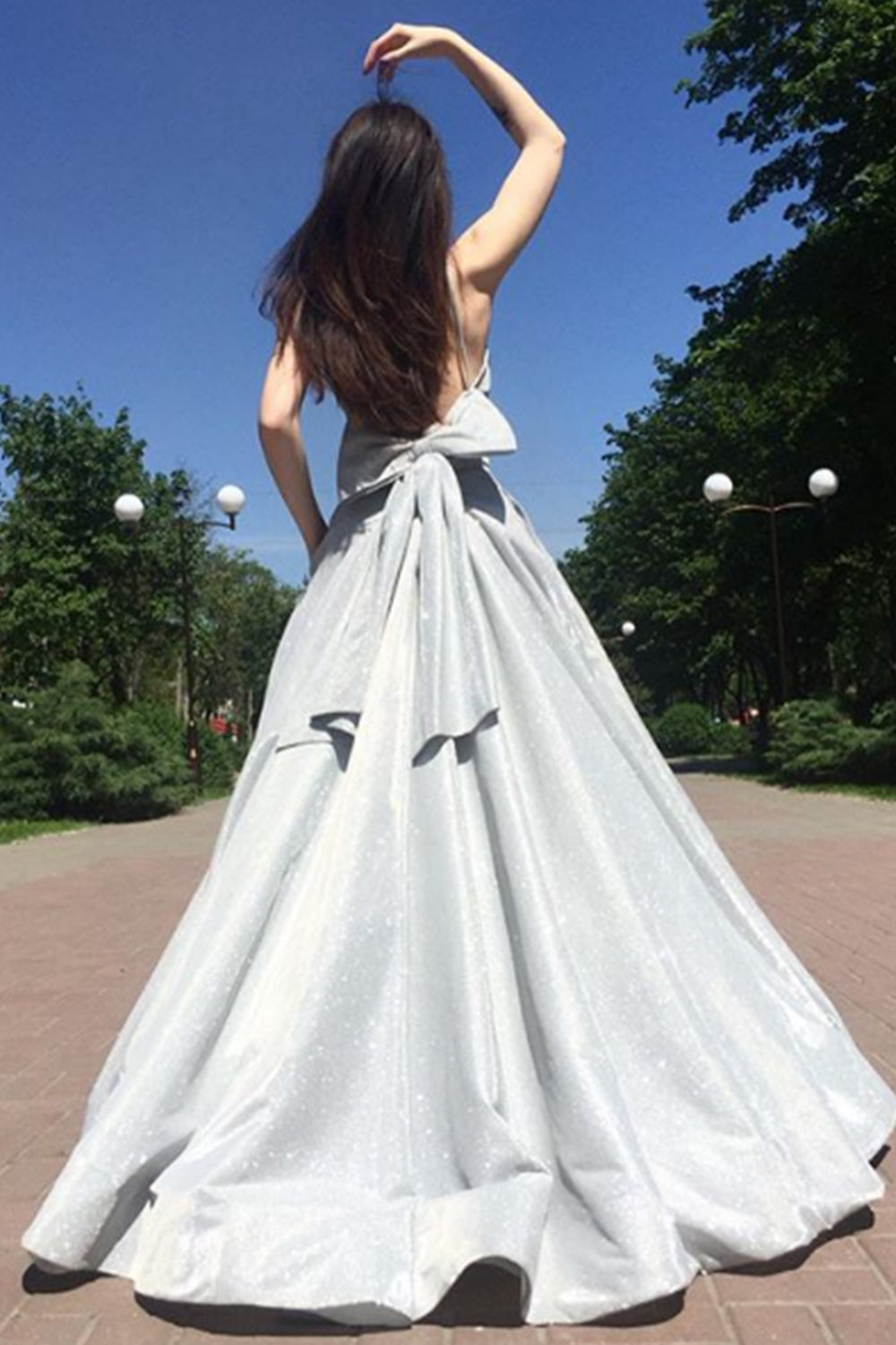 MACloth Träger V-Ausschnitt Silber Langes Ballkleid Formelles Abendkleid mit Schleife