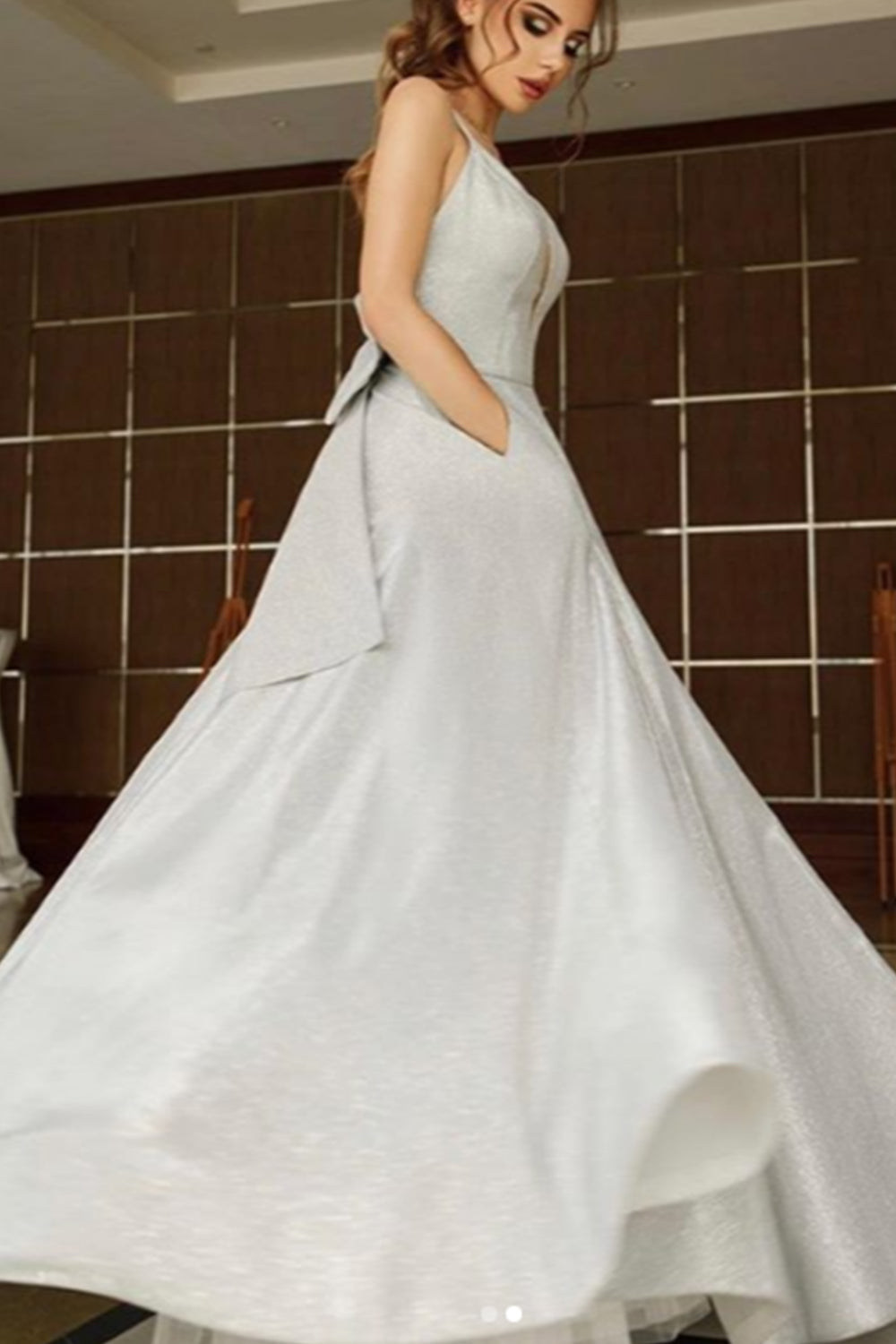 MACloth Träger V-Ausschnitt Silber Langes Ballkleid Formelles Abendkleid mit Schleife