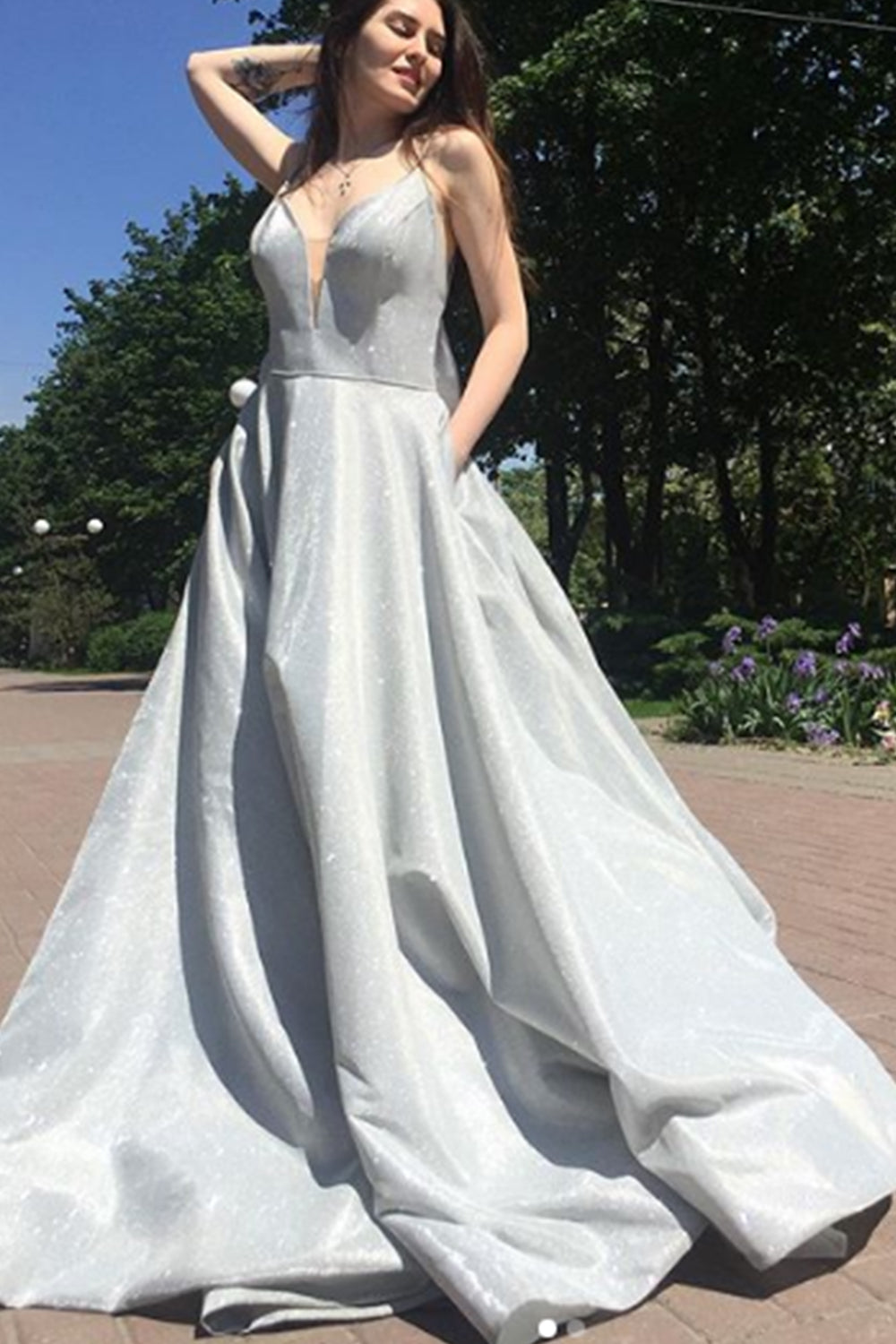 MACloth Träger V-Ausschnitt Silber Langes Ballkleid Formelles Abendkleid mit Schleife