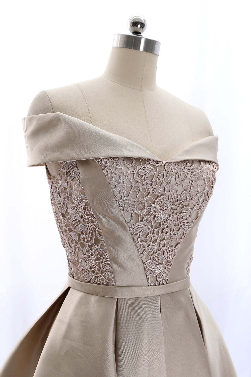 MACloth Schulterfreies Mini-Ballkleid aus Spitze und Satin in Champagner