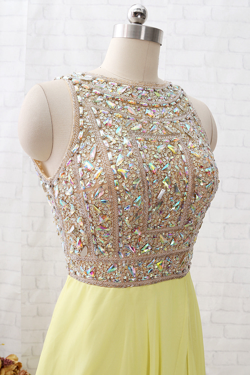 Vestido de fiesta largo de gasa con cuentas y cristales con tirantes MACloth en amarillo