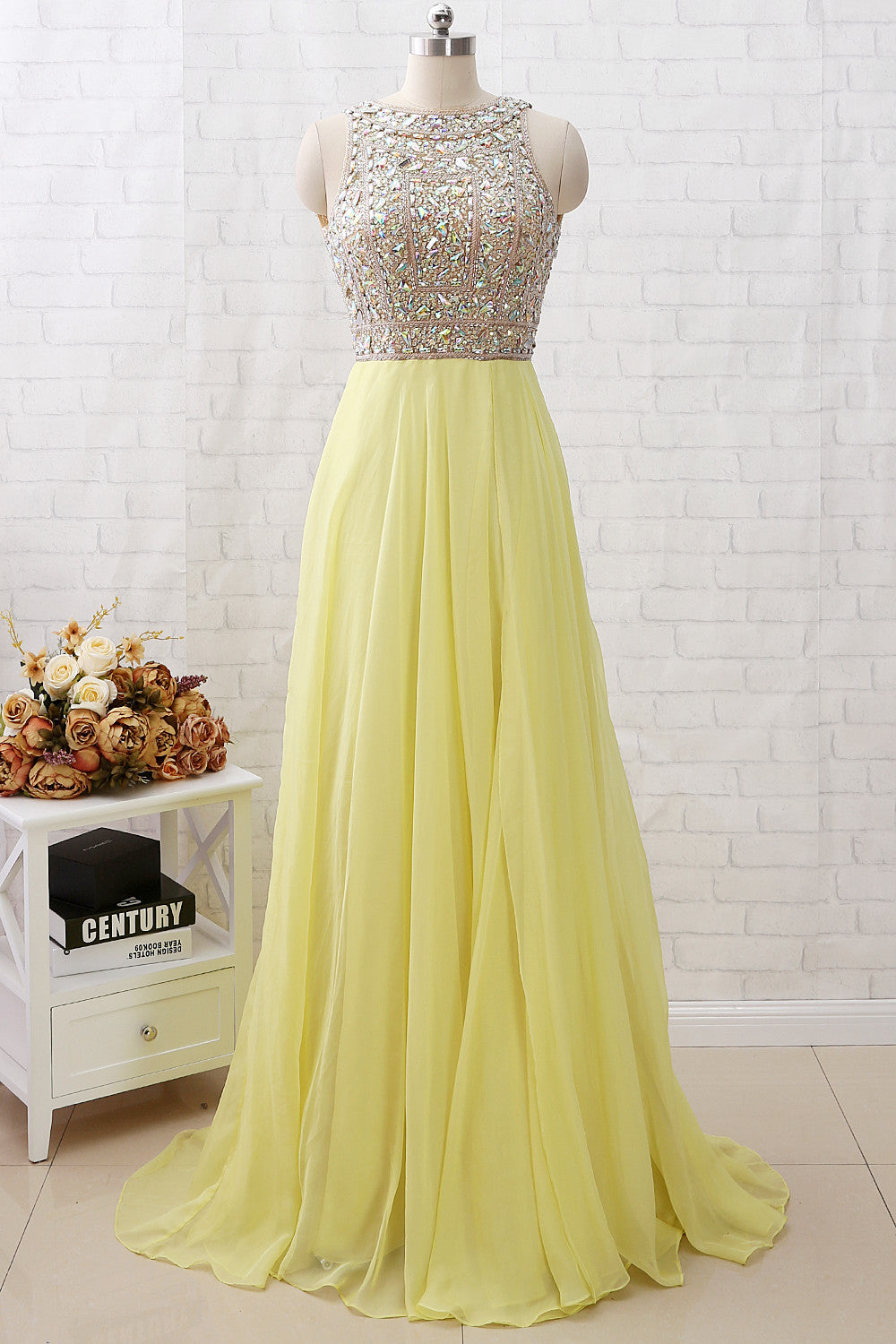 Vestido de fiesta largo de gasa con cuentas y cristales con tirantes MACloth en amarillo