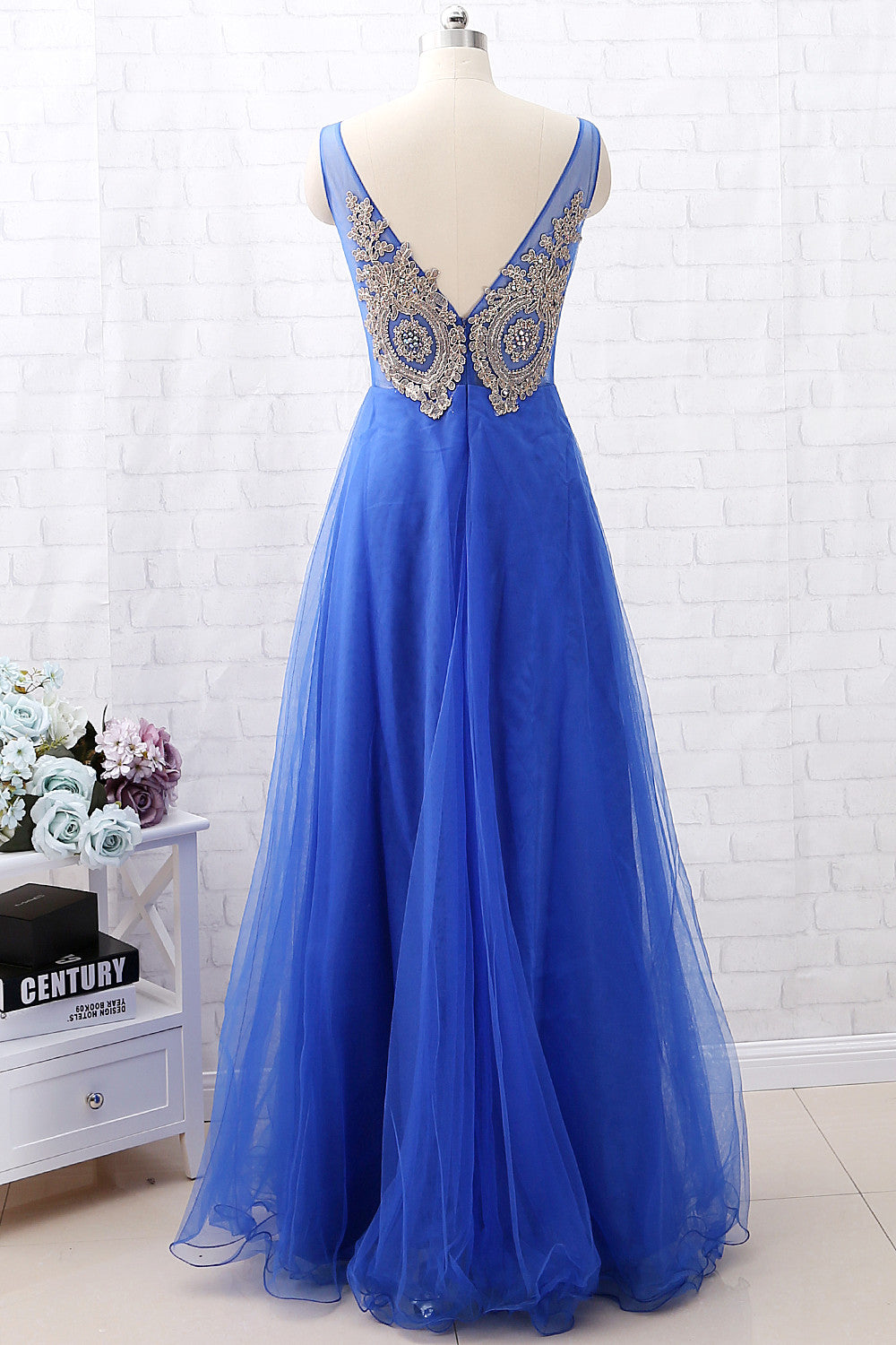 Vestido de fiesta largo de tul con encaje dorado y escote en V con tirantes MACloth