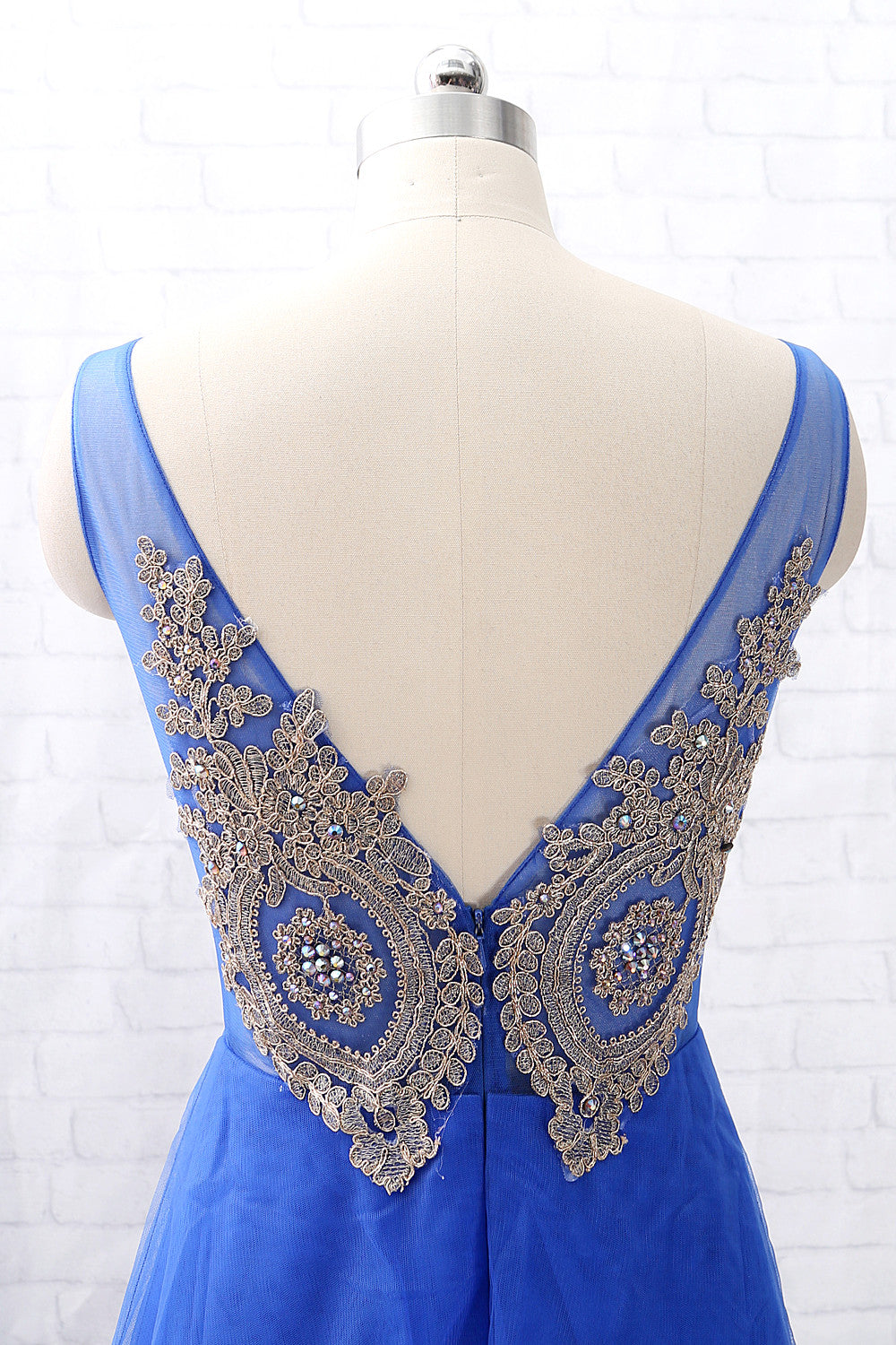 Vestido de fiesta largo de tul con encaje dorado y escote en V con tirantes MACloth