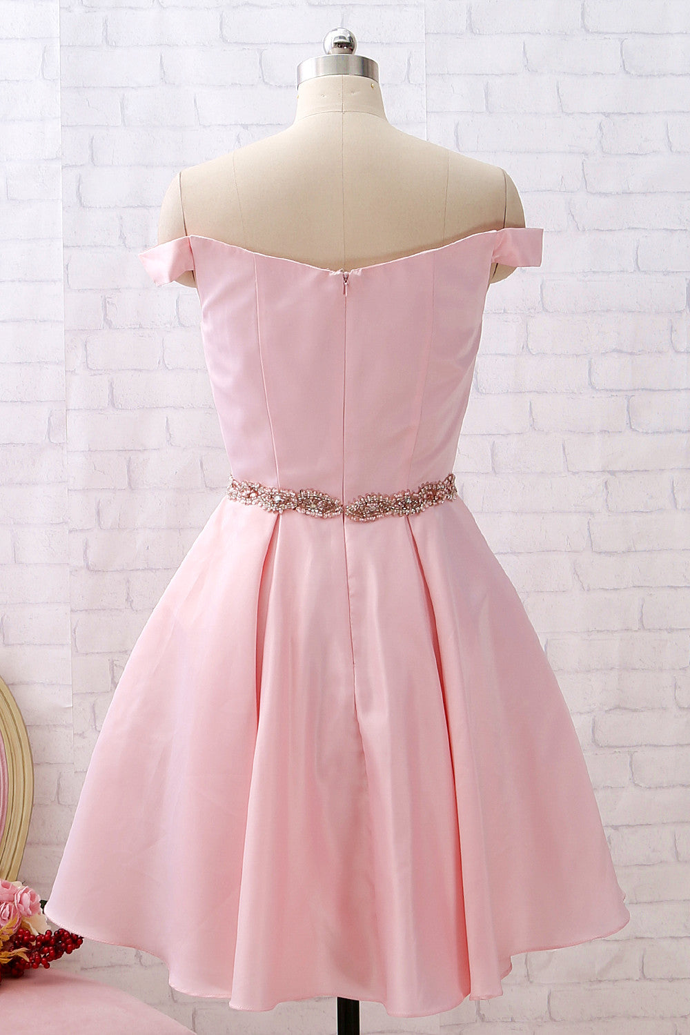 Vestido de fiesta rosa de satén corto con hombros descubiertos de MACloth