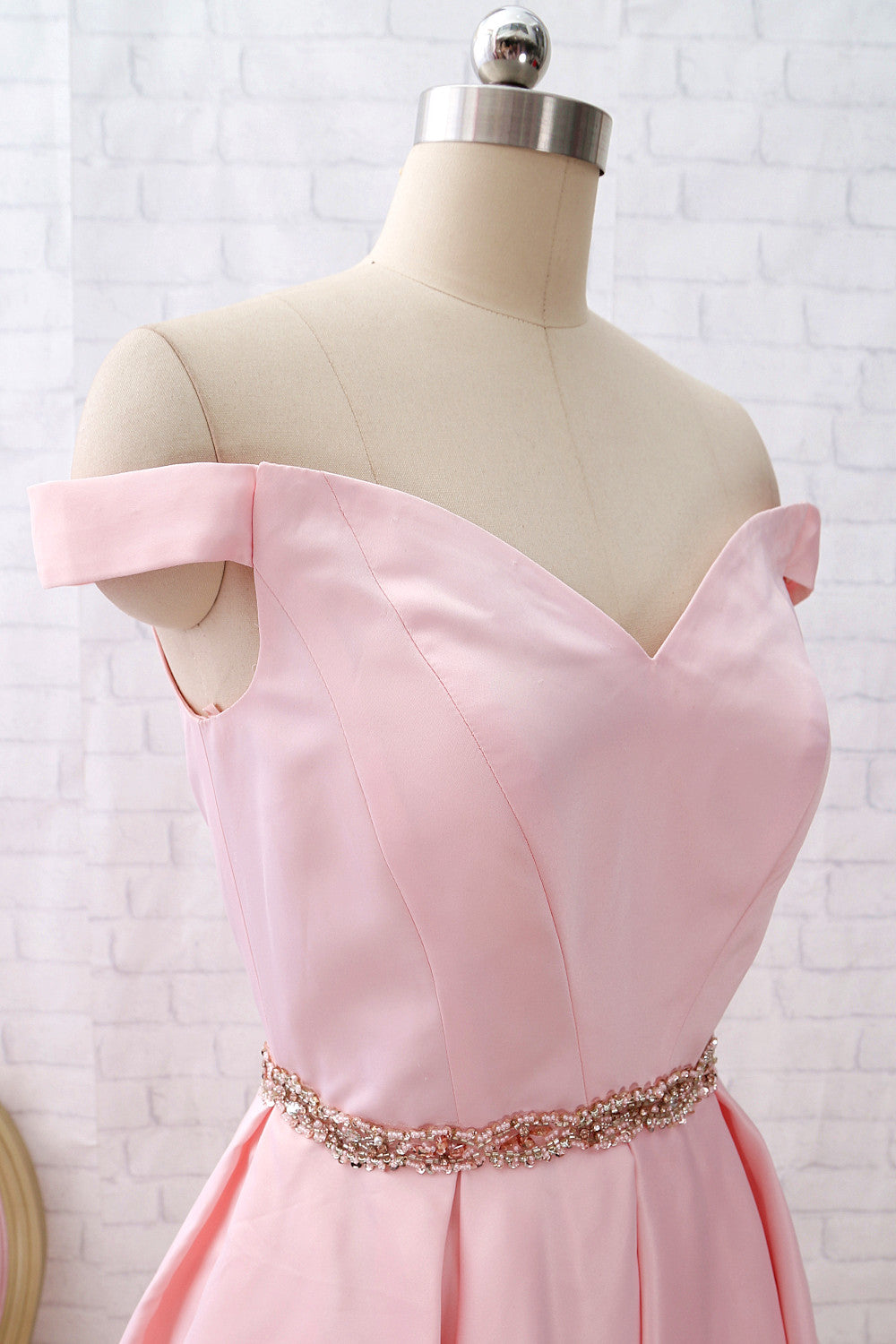 Vestido de fiesta rosa de satén corto con hombros descubiertos de MACloth