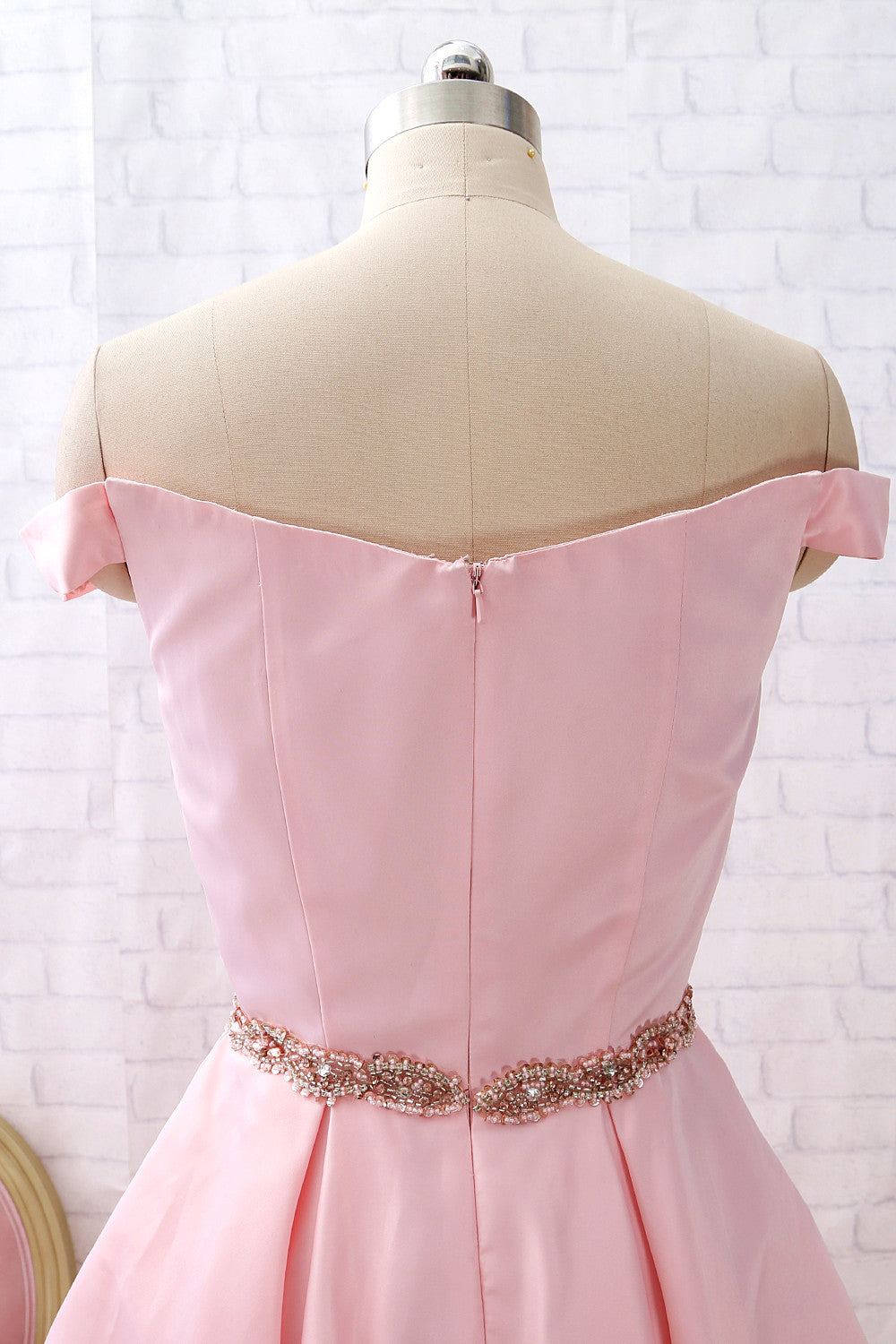 Vestido de fiesta rosa de satén corto con hombros descubiertos de MACloth