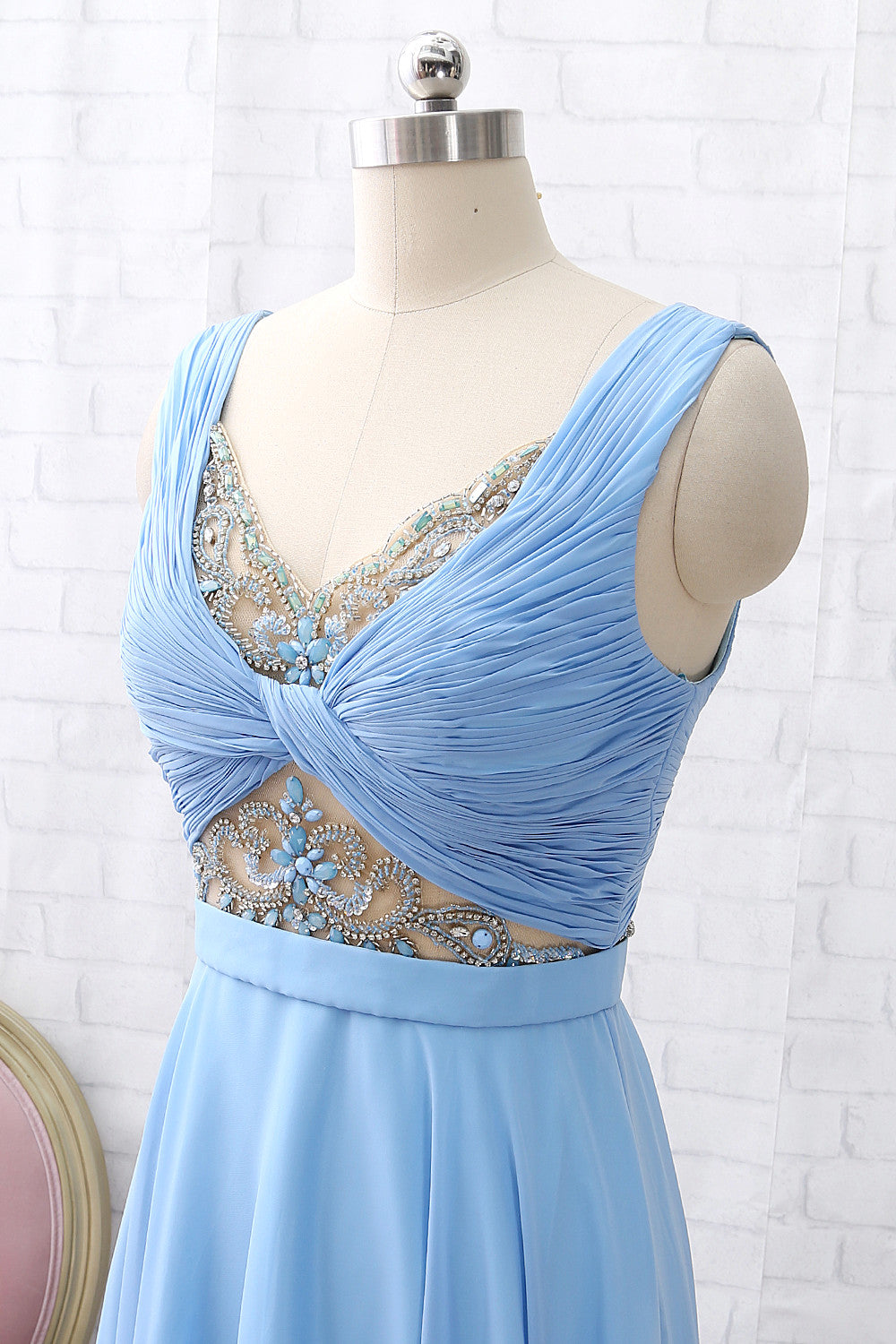 Vestido de fiesta largo de gasa con escote en V y tirantes de MACloth con cuentas