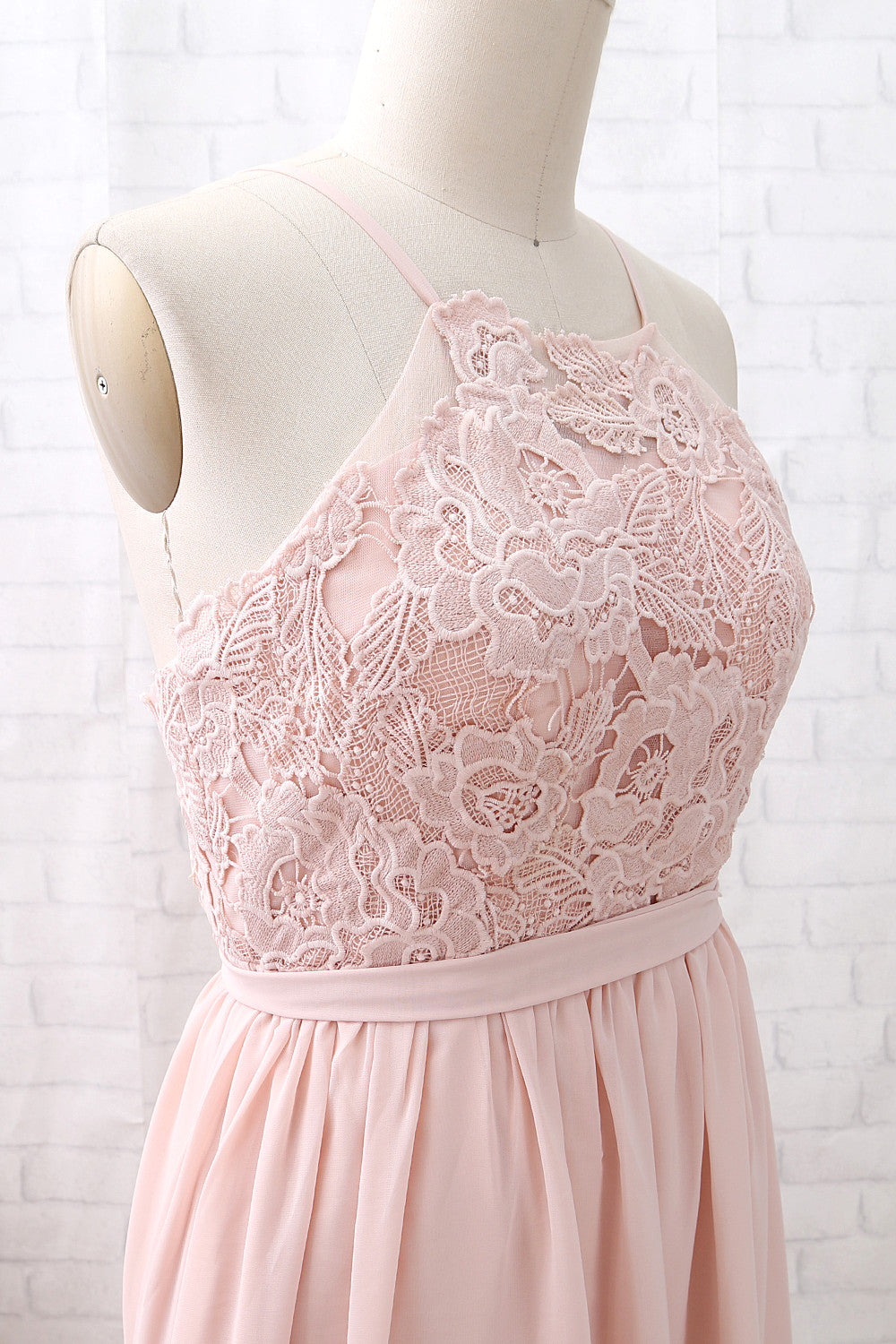 Vestido de dama de honor largo de gasa con encaje y cuello halter de MACloth en color rosa polvoriento, vestido de noche formal sencillo