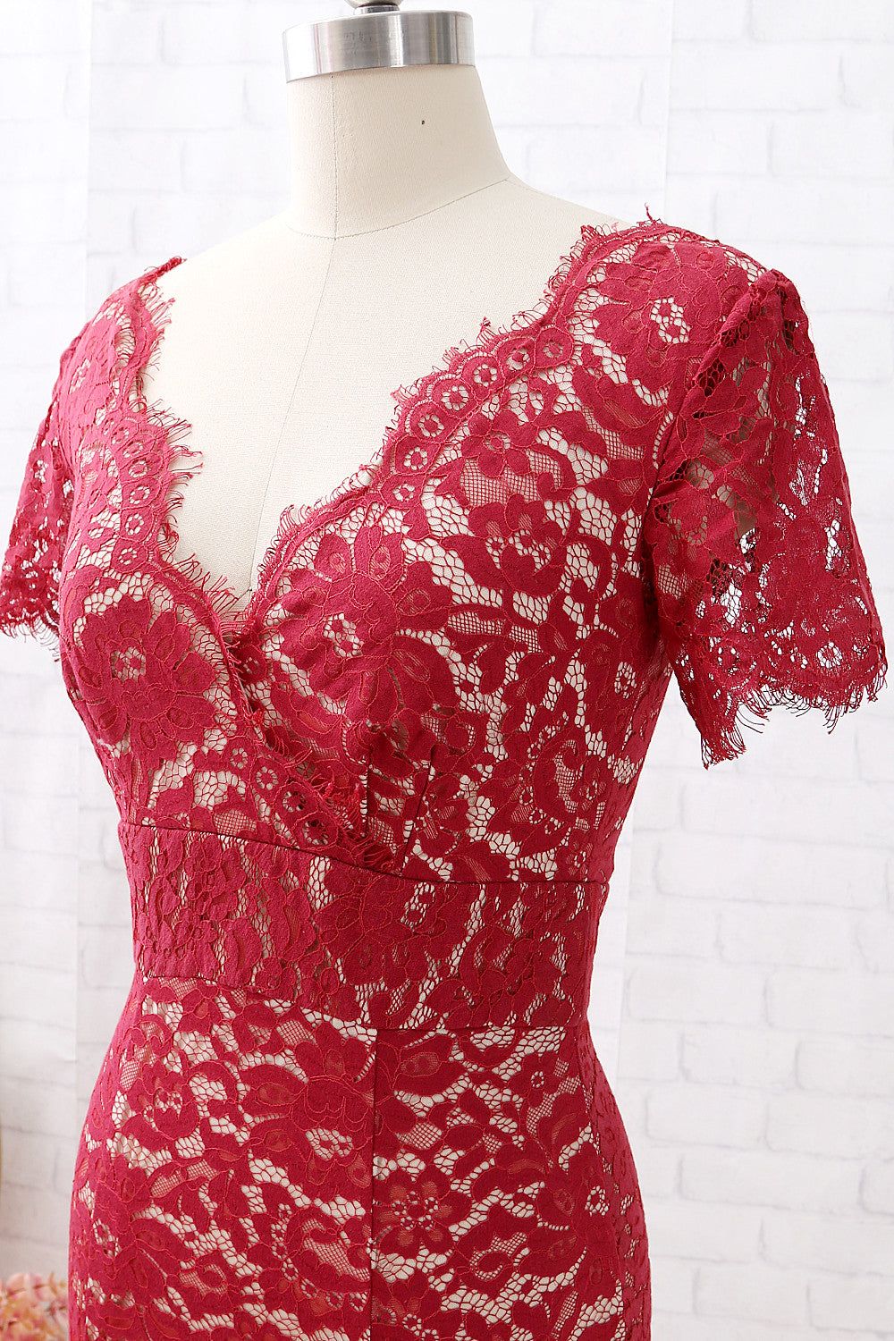 Vestido de noche formal de encaje color burdeos con escote en V y mangas cortas de MACloth