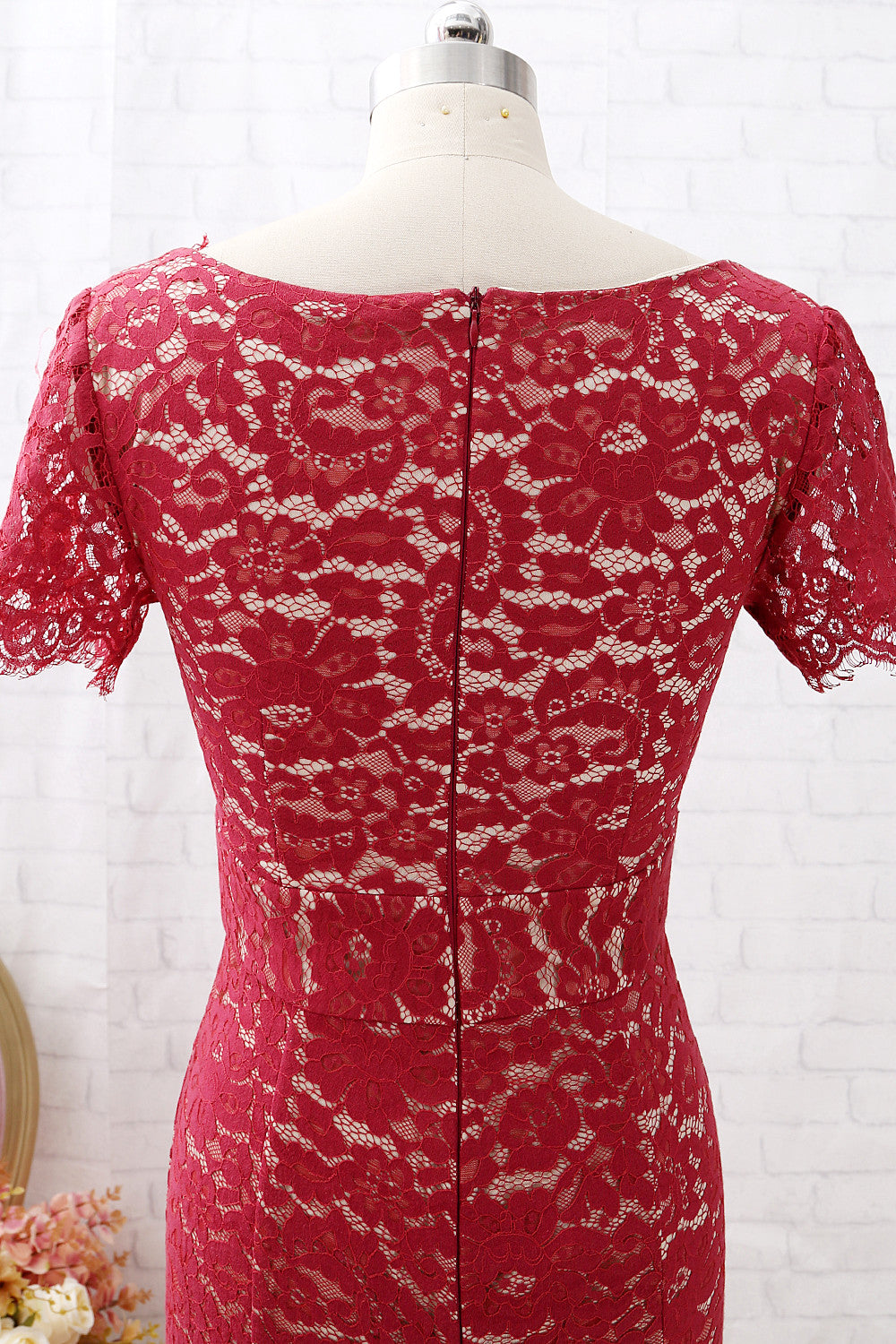 Vestido de noche formal de encaje color burdeos con escote en V y mangas cortas de MACloth