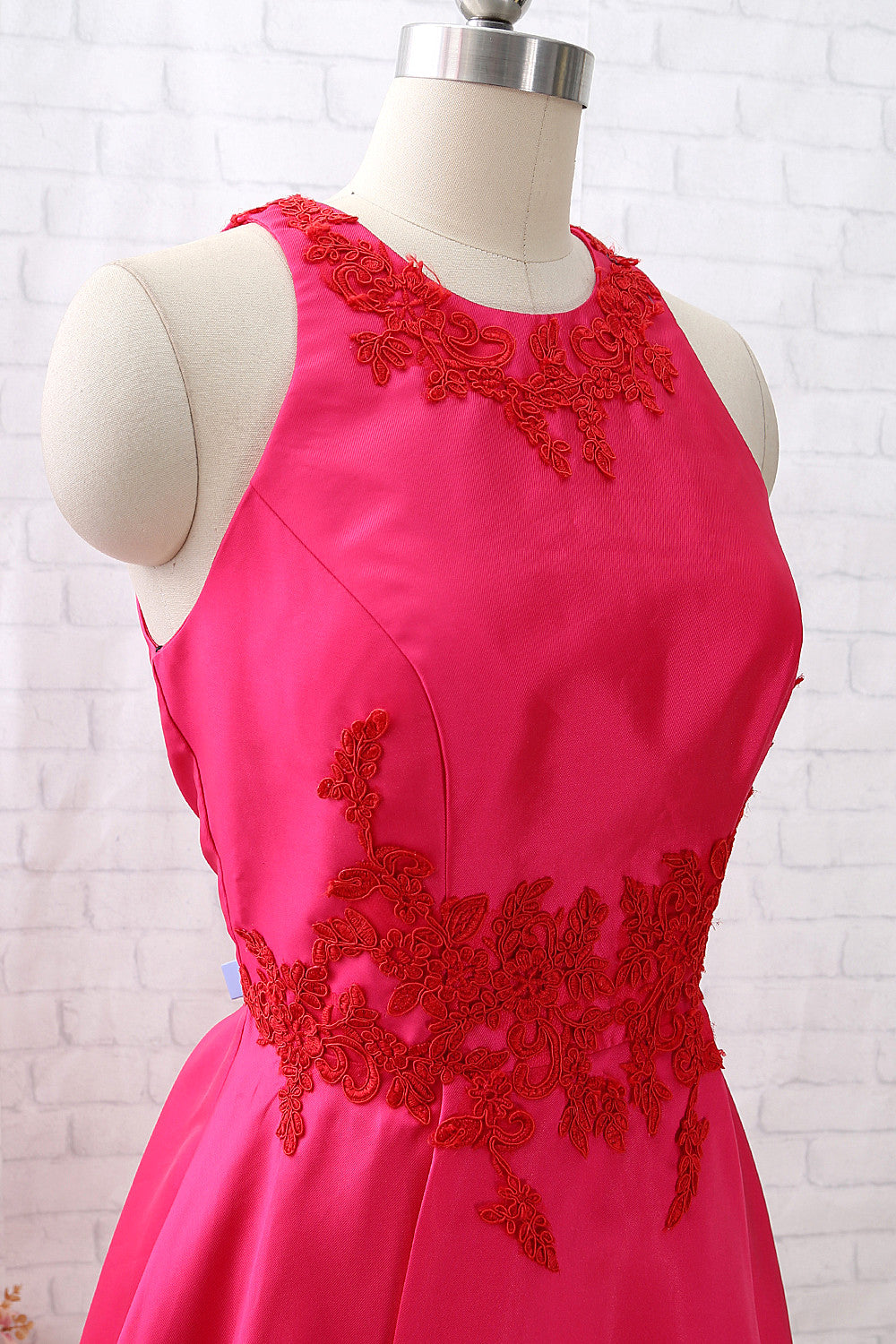 Vestido corto de cóctel rosa intenso con tirantes finos y escote redondo de MACloth