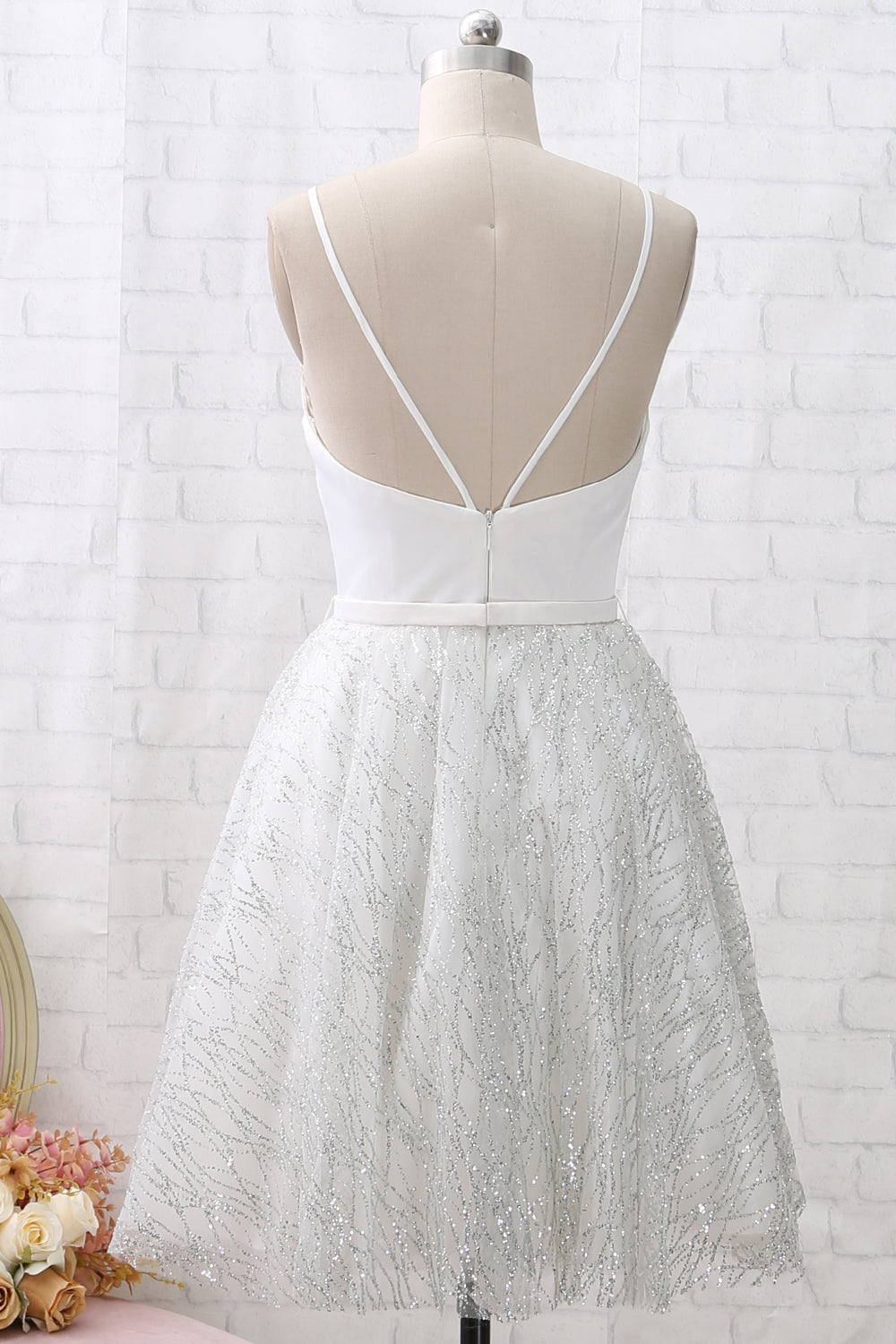 Vestido corto blanco con escote en V y tirantes de MACloth para fiesta de graduación y cóctel