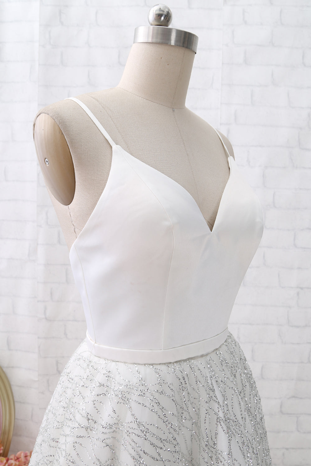 Vestido corto blanco con escote en V y tirantes de MACloth para fiesta de graduación y cóctel