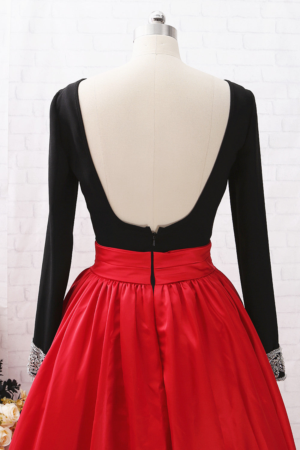 Vestido de fiesta formal de noche con mangas largas y cuentas negras y rojas de MACloth