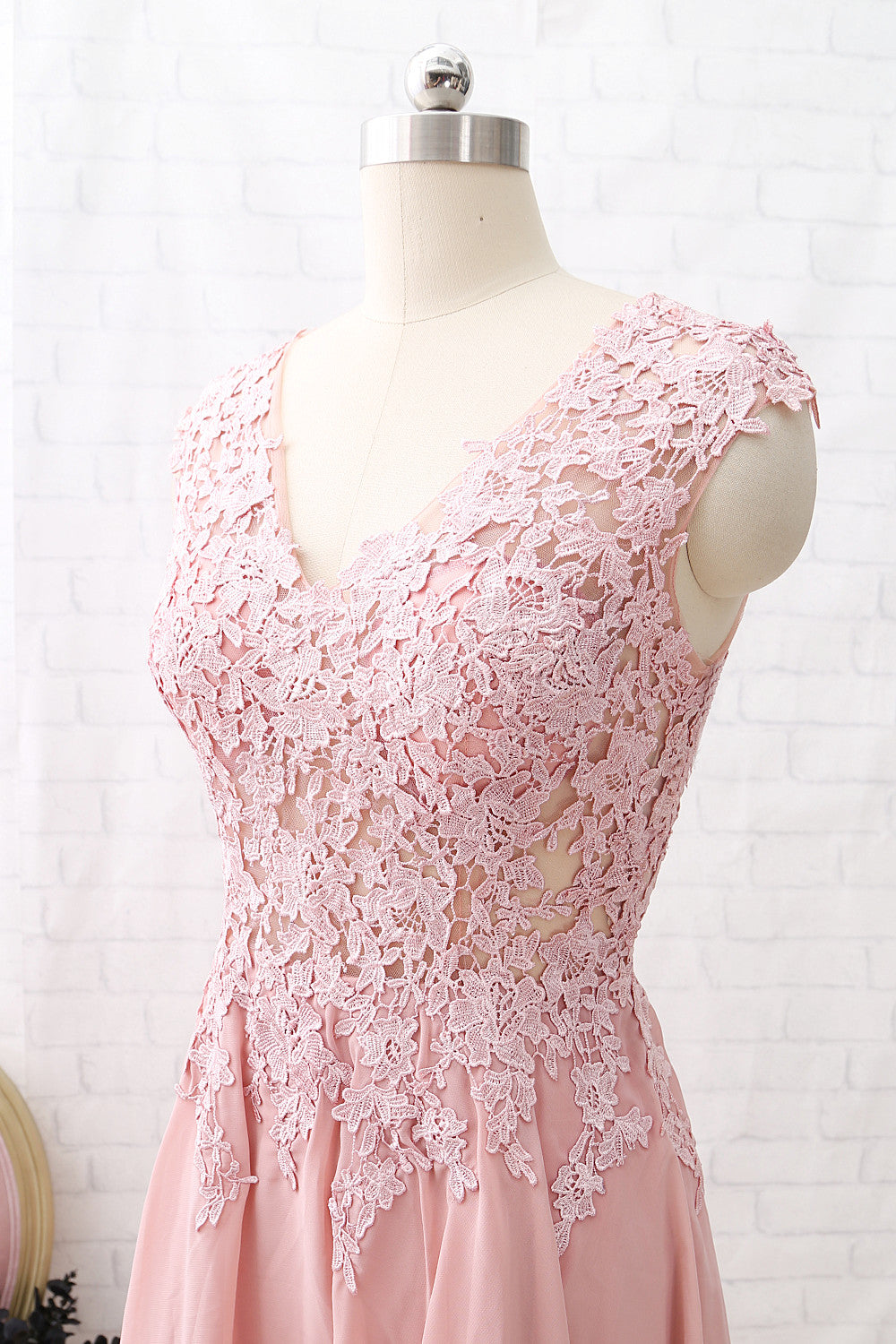 Vestido de fiesta formal rosa empolvado con escote en V y encaje ilusión de MACloth