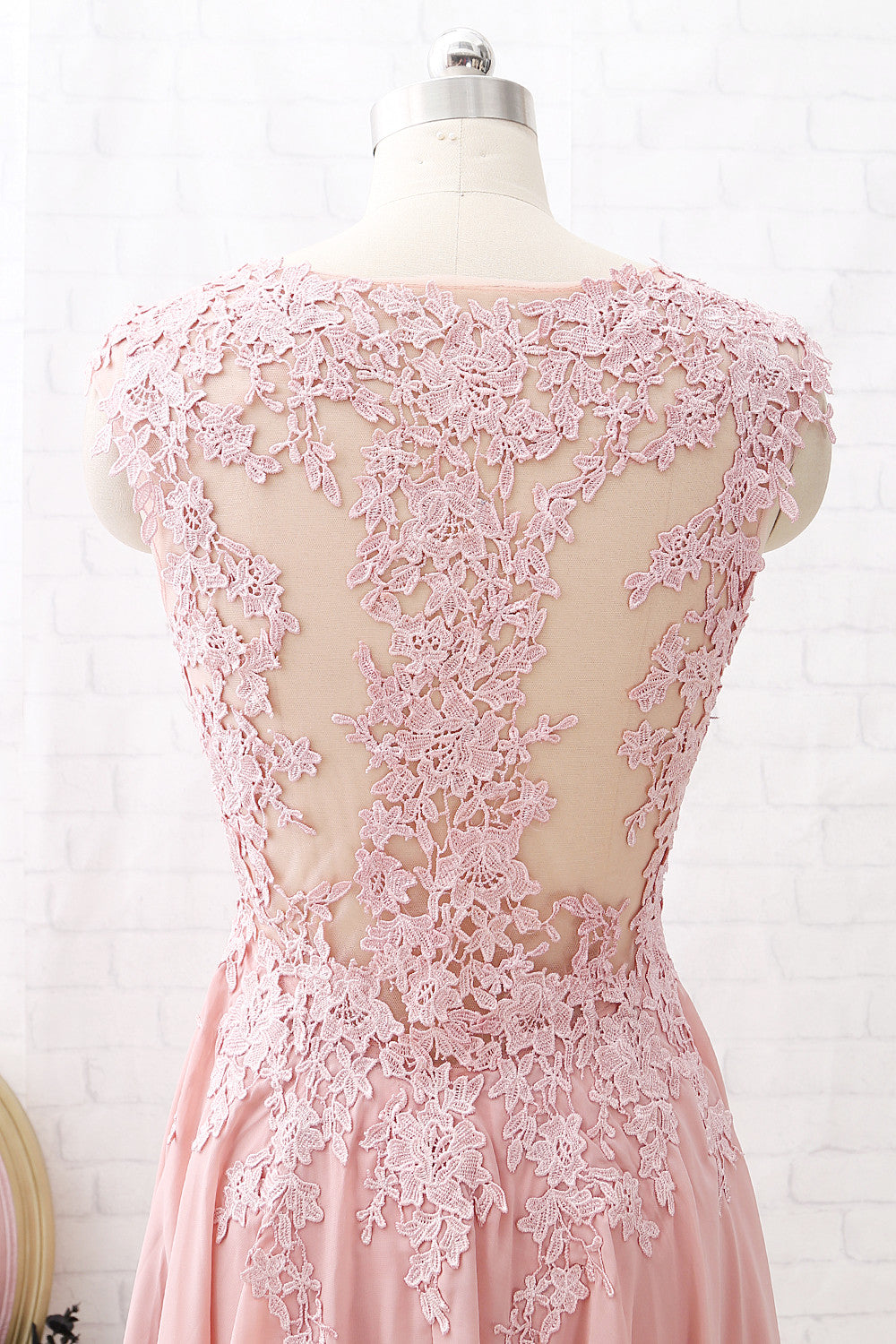 Vestido de fiesta formal rosa empolvado con escote en V y encaje ilusión de MACloth