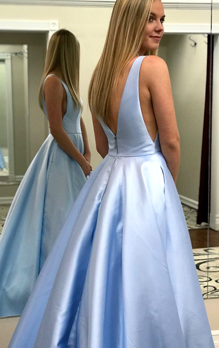 Vestido de fiesta largo de satén con escote en V y ilusión MACloth en color azul cielo