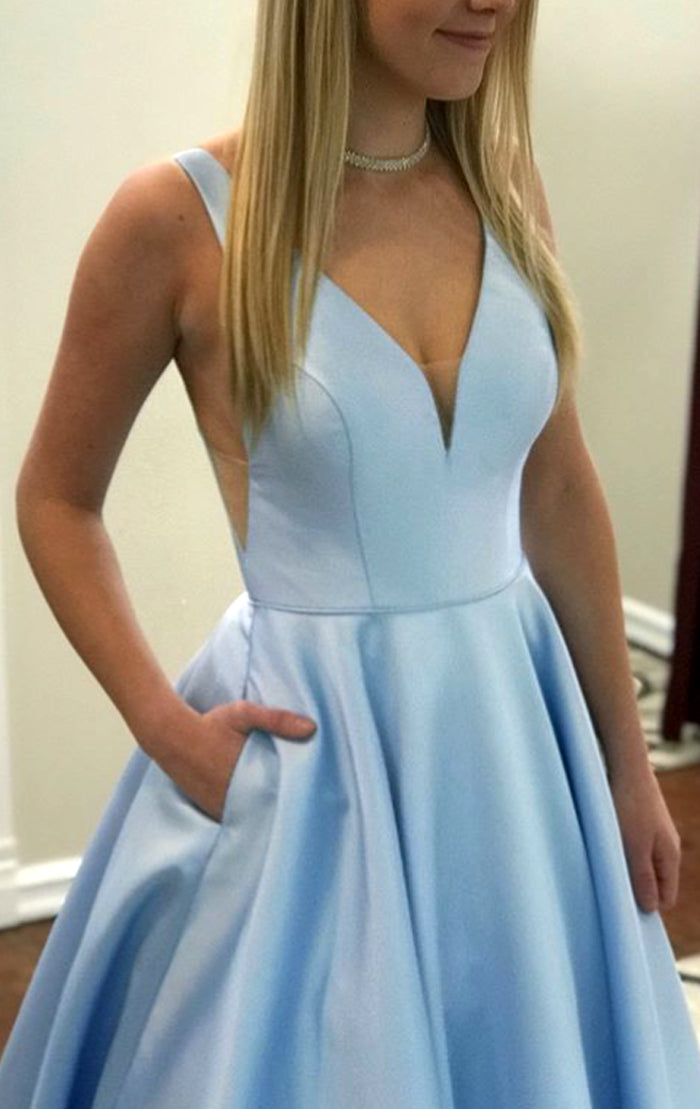 Vestido de fiesta largo de satén con escote en V y ilusión MACloth en color azul cielo