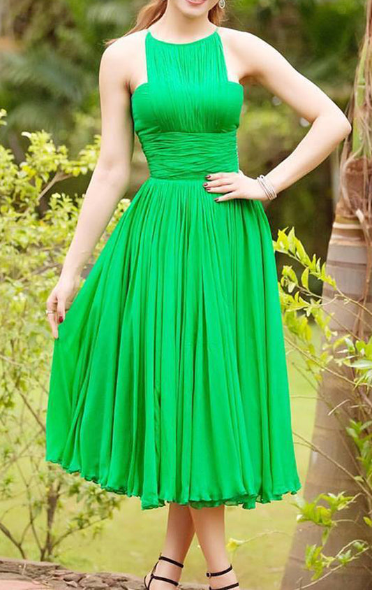 Vestido de fiesta formal verde de gasa con cuello halter y largo hasta la rodilla de MACloth